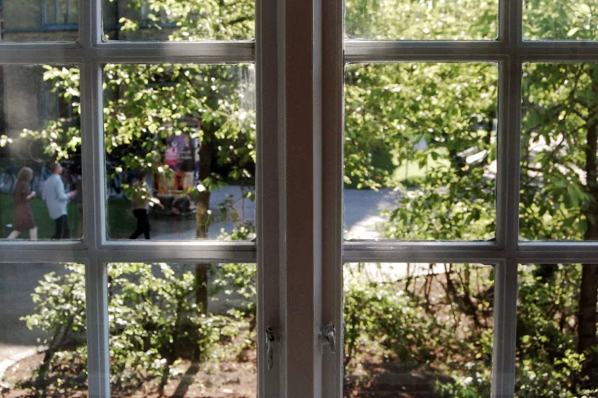 Ett spröjsat fönster som symboliserar olika perspektiv. Foto.